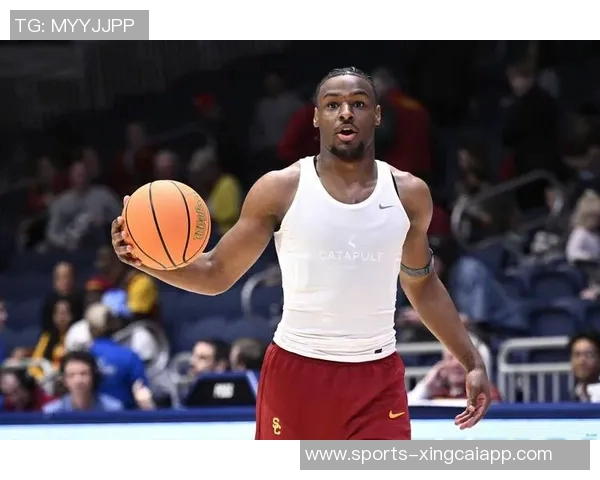 夸梅：布朗尼在主场比赛中表现得如同被车灯照射的迷茫鹿