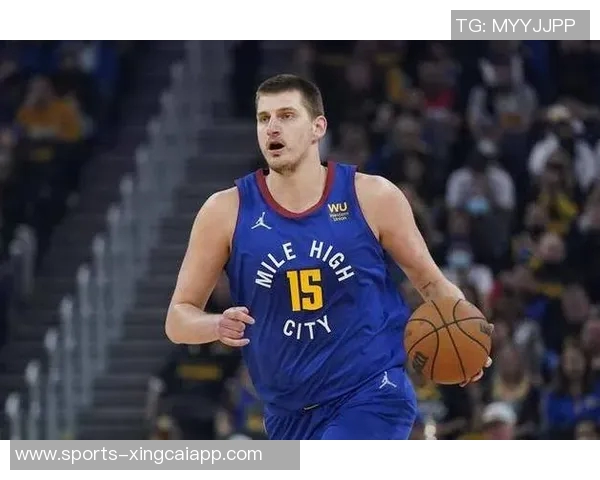 约基奇展现超凡视野与精准手法布劳恩底角三分轻松命中 约基奇展现超凡视野与精准手法布劳恩底角三分轻松命中